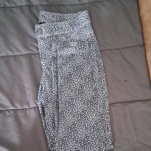 HUE Black and White Patterned Leggings